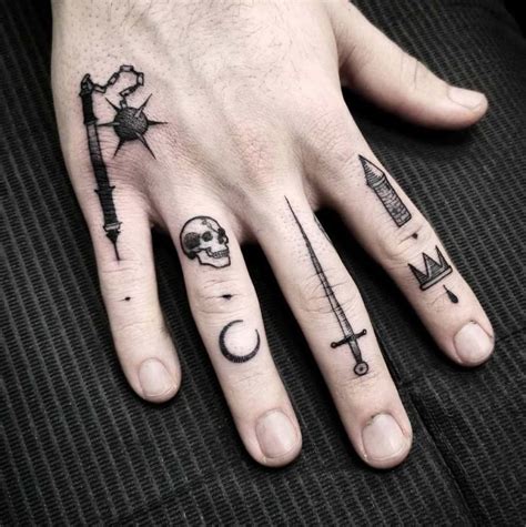 hombre tatuajes en la mano - medicamento para la diabetes